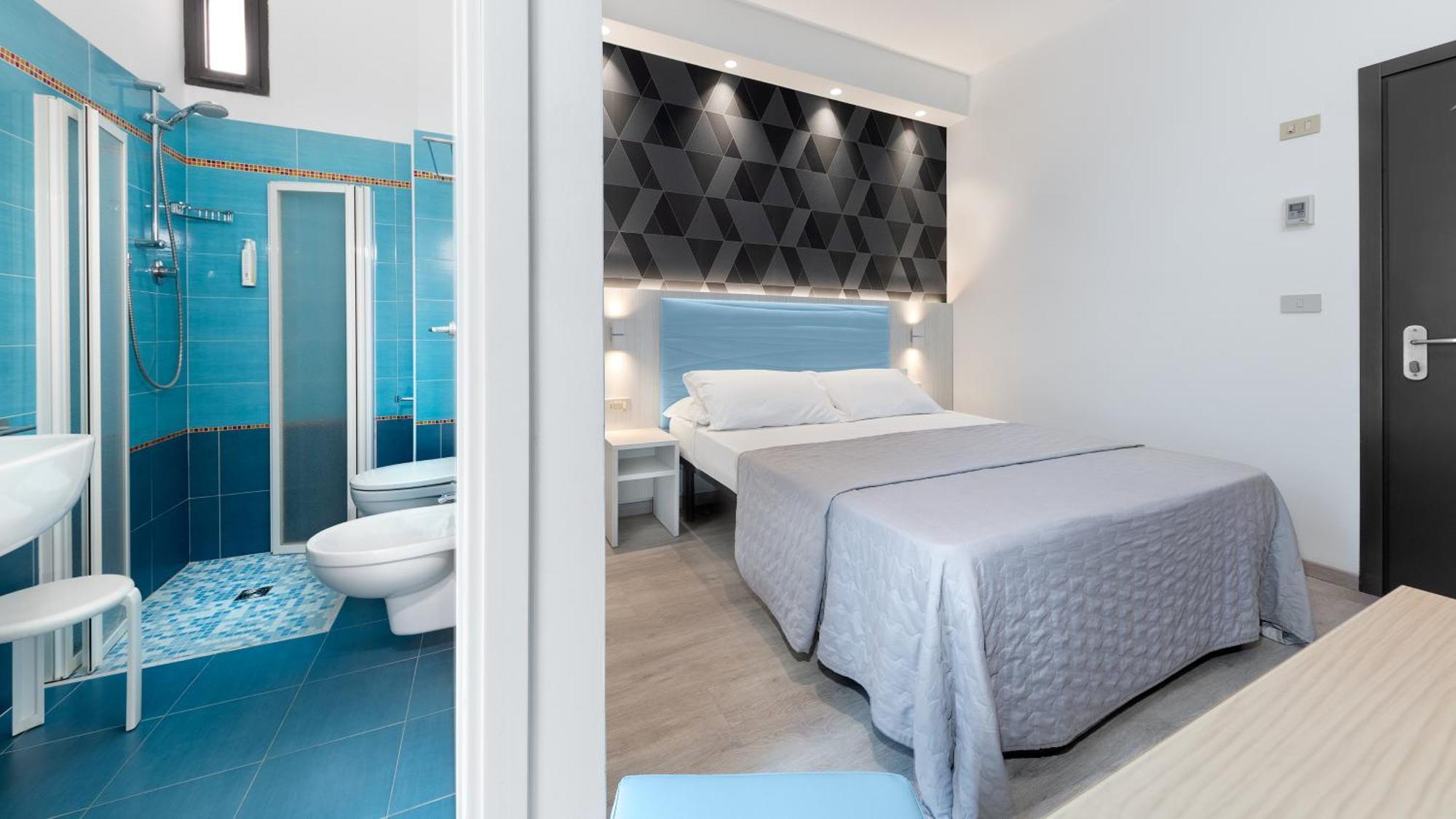 Hotel Eiffel Римини Экстерьер фото
