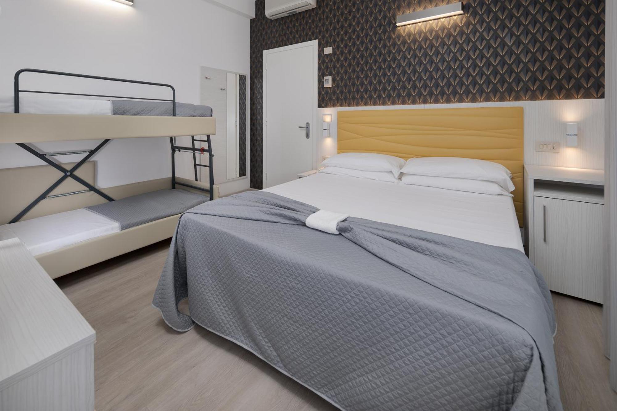 Hotel Eiffel Римини Экстерьер фото