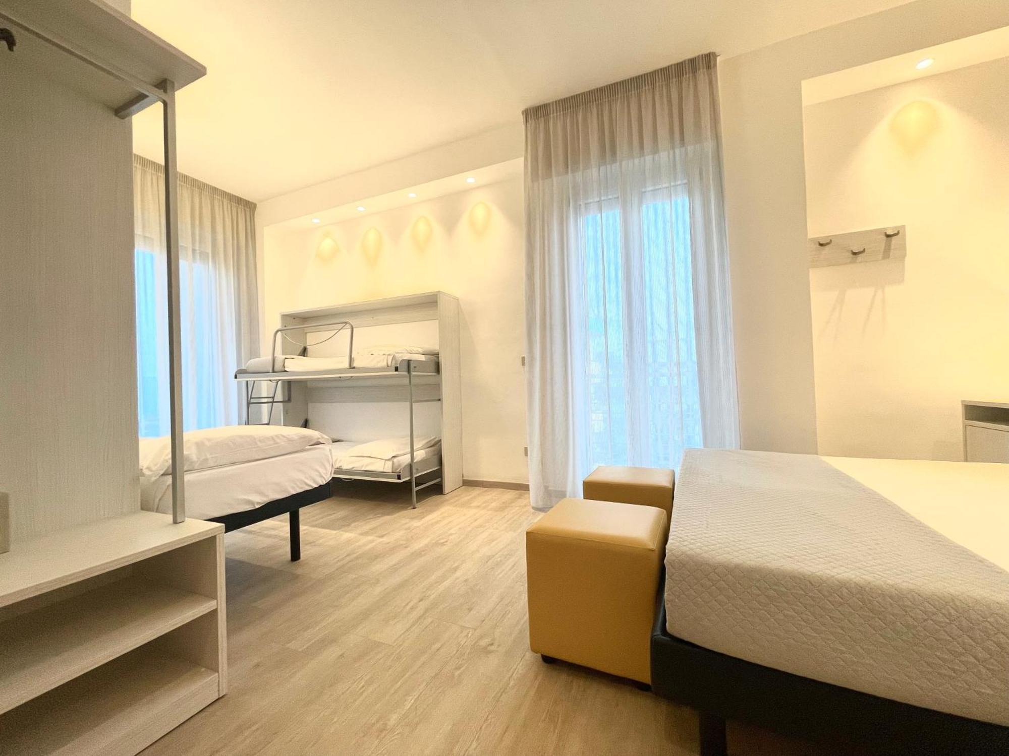 Hotel Eiffel Римини Экстерьер фото
