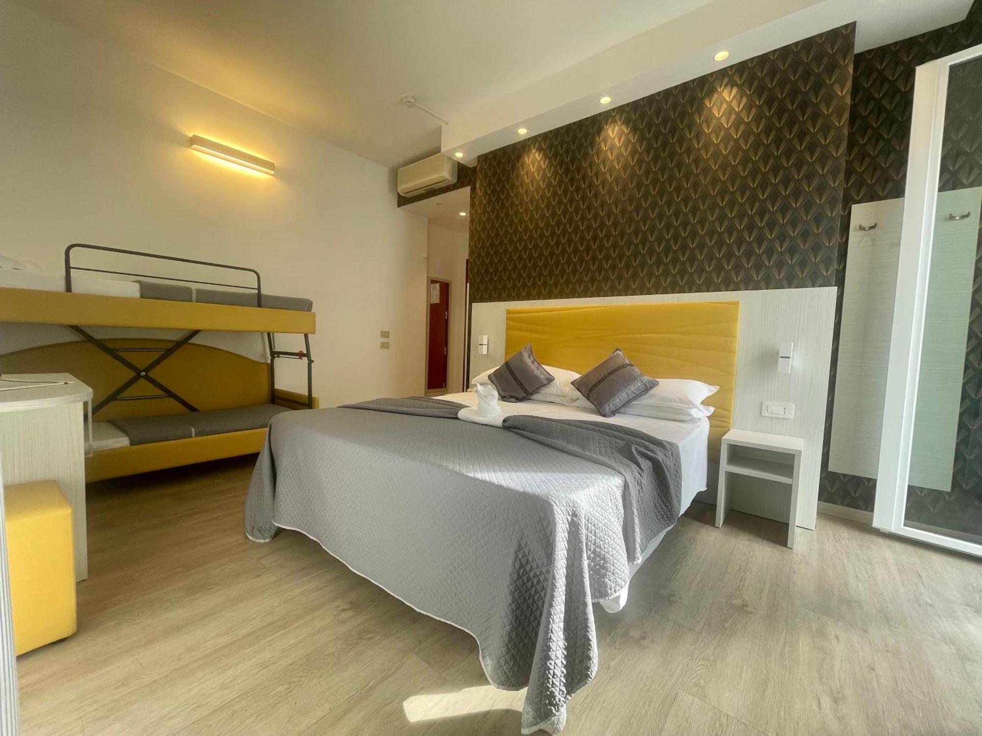 Hotel Eiffel Римини Экстерьер фото